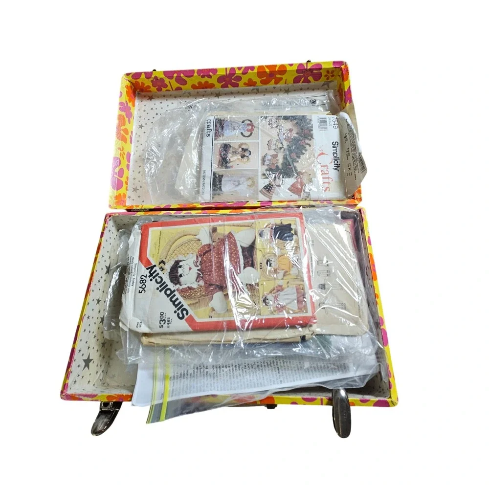 Huge‎ Lot Vintage 60s 70s Mod Sewing Pattern Kit Suitcase Trunk Craft Groovy